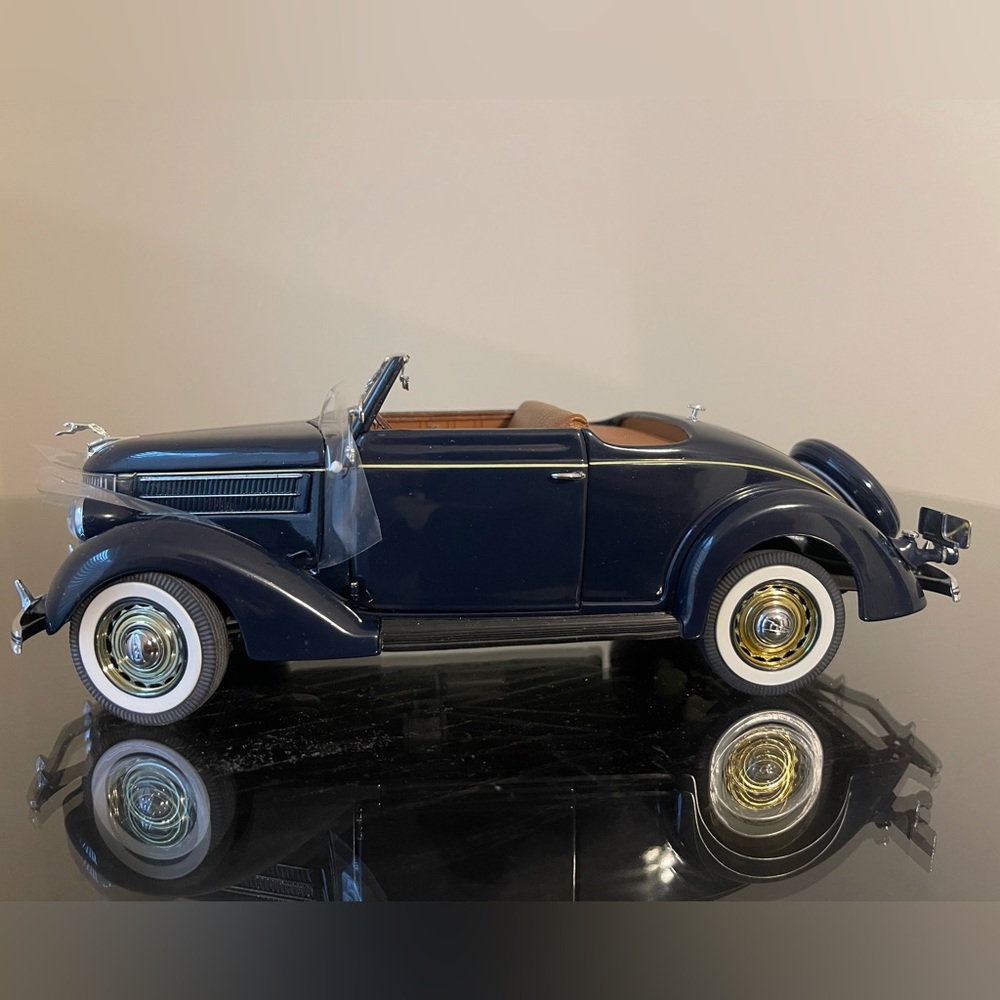 Danbury Mint 2936 Ford Deluxe Cabriolet 1:24 Model